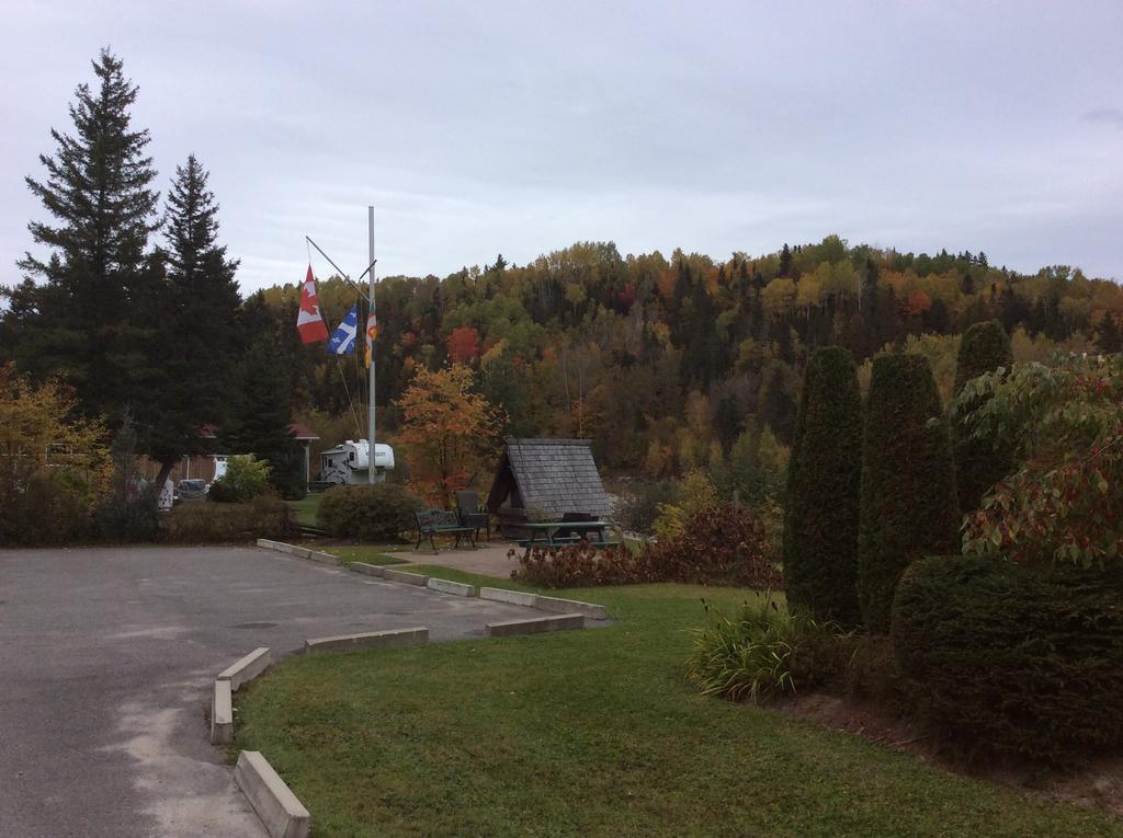 Camping Le 4 Chemins LʼAnse-Saint-Jean Værelse billede