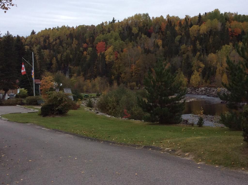 Camping Le 4 Chemins LʼAnse-Saint-Jean Værelse billede