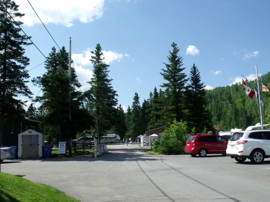 Camping Le 4 Chemins LʼAnse-Saint-Jean Værelse billede