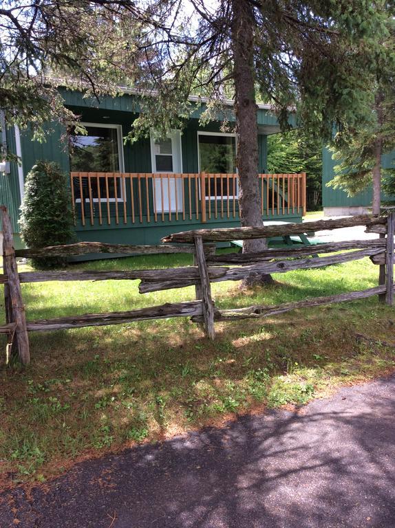 Camping Le 4 Chemins LʼAnse-Saint-Jean Eksteriør billede