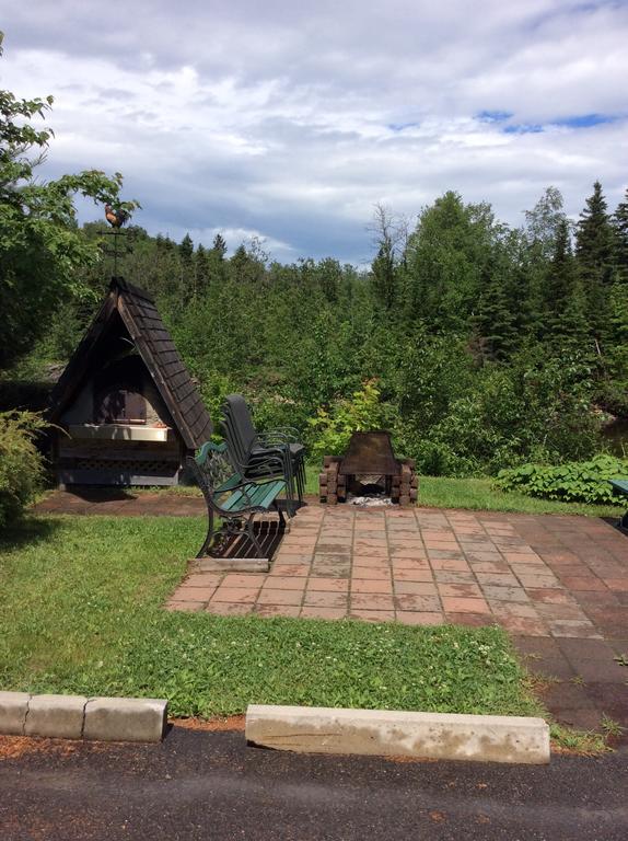 Camping Le 4 Chemins LʼAnse-Saint-Jean Eksteriør billede